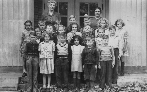 1942-1943 Dales 3rd grade class Pardee Akerson.jpg