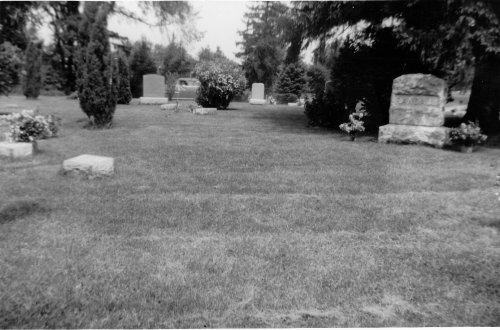 1940+ Flora & Fred Randall family plot in Clinton.jpg