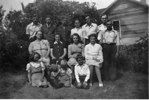 1944 Fred Bessie Patterson Clan in Manchester.jpg