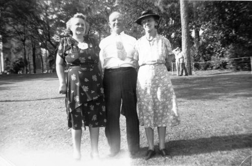1945+ Fred & Marian Travel13 Marian on right.jpg