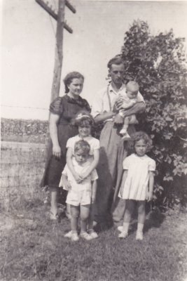 Helen (Patterson), John 'Sonny' Carpenter with Patricia,  Jackie, Harlene, &  Bud.jpg